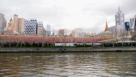 Melbourne-Turistas-Caminando-Junto-Al-Río-Yarra-Caminando-El-Puente-De-Reinas-Durante-El-Día