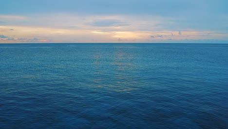 Die-Atemberaubende-Landschaft-Des-Ruhigen-Blauen-Meeres-Auf-Curaçao-Mit-Farbenfrohem-Himmel-Im-Hintergrund-–-Totalaufnahme