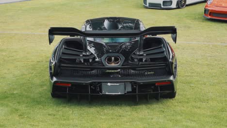 Punch-In-Aufnahme-Des-Hecks-Eines-McLaren-Senna-Auf-Gras-Auf-Der-Automesse