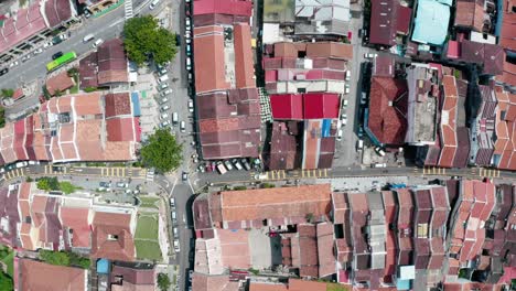 Vista-Aérea-En-La-Parte-Superior-De-La-Zona-De-La-Calle-De-La-Playa-De-La-Ciudad-Con-Tráfico-De-Vehículos-Debajo,-Tiro-Panorámico-De-Drones-A-La-Derecha