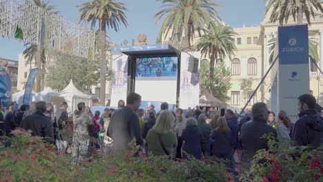 Publikum-Schaut-Sich-Den-Zürcher-Marathon-Malaga-Auf-Einer-Großen-Leinwand-An