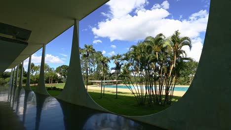 arcs-on-the-external-corridor-of-Alvorada-Palace,-the-Brazil's-president-official-house,-and-the-garden-with-swimming-pool-on-the-back