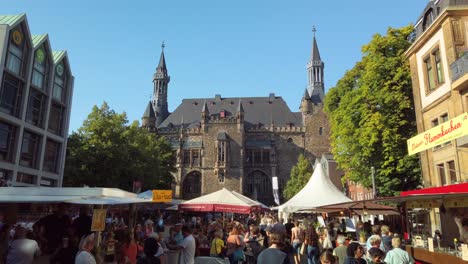 Festival-Del-Vino-Con-Gente-Y-Puestos-De-Mercado,-Ubicado-En-La-Plaza-Katschhof-En-La-Ciudad-Alemana-De-Aquisgrán