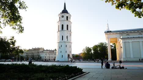 Menschen,-Die-In-Zeitlupe-Auf-Dem-Domplatz-Von-Vilnius-Spazieren