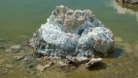 Kristalline-Tuffsteinformation-Im-Mono-Lake-In-Kalifornien,-Hoch-Aufragende-Kalksteinstruktur-Im-Seewasser