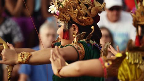 Mujeres-Actuando-En-Una-Ceremonia-Tradicional-Hindú-Balinesa-Kecak