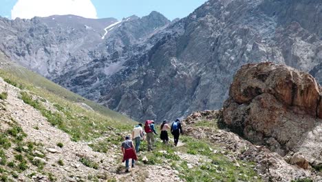 Wandern-In-Den-Wunderschönen-Alay-bergen-In-Der-Osch-region-In-Kirgisistan