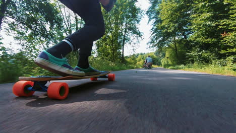 Persona-Del-Sexo-Masculino-Con-Calcetines-Altos-Blancos-Longboarding