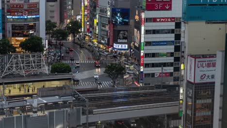 Hoch-über-Dem-Zeitraffer-In-Richtung-Shibuya-Kreuzung-Und-Wolkenkratzer-An-Einem-Regnerischen-Abend-In-Tokio,-Japan-–-Nach-Oben-Kippen