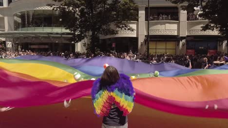 Empleados-Bancarios-Estadounidenses-Participando-En-El-Desfile-Lgbtq-De-Seattle,-Ondeando-Una-Bandera-Gigante-Del-Arcoíris