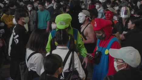 Junge-Menschen-In-Halloween-Kostümen-Mit-Masken-Am-Shibuya-Kreuzung-In-Der-Halloween-Nacht-–-Mittlere-Aufnahme