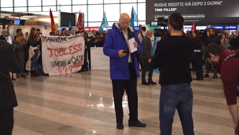 Reportero-De-Televisión-En-El-Teléfono-Móvil-En-Air-Italy-Protesta-Por-La-Liquidación-De-La-Aerolínea