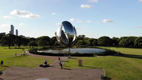 Luftaufnahme-Der-Plaza-De-Las-Naciones-Unidas-Und-Floralis-Generica-In-Buenos-Aires,-Argentinien