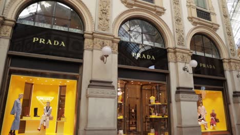 Fachada-De-La-Tienda-De-Lujo-De-Prada-Tiro-De-Arco-Mirando-Hacia-Arriba-Dentro-De-La-Galleria-Vittorio-Emanuele-Ii-En-Milán,-Italia