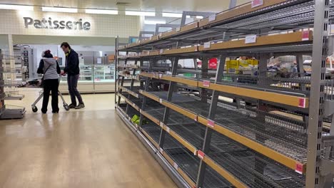 Leere-Regale-Ohne-Kunden-In-Der-Brotabteilung-Des-Supermarkts-Sainsbury&#39;s-In-London-Während-Der-Coronavirus-Pandemie