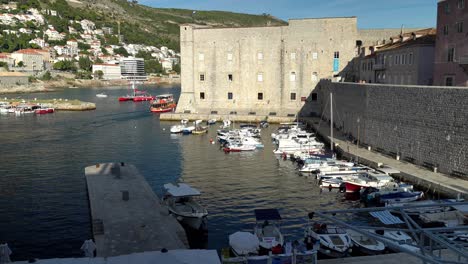 Vista-Del-Puerto-Al-Este-Del-Casco-Antiguo-De-Dubrovnik-Con-Barcos-Que-Van-Y-Vienen