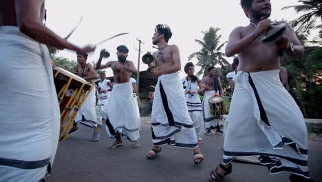 India-Del-Sur-Haciendo-Danza-Tradicional-En-La-Calle