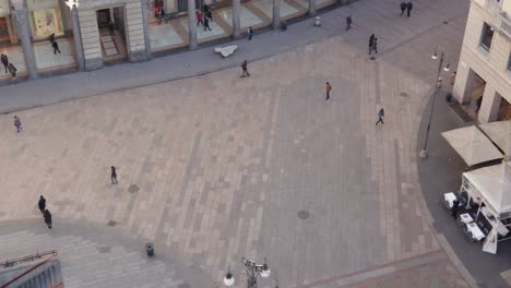 Piazza-Del-Duomo-Vista-Desde-Los-Techos-De-La-Catedral-Del-Duomo-Por-La-Mañana-Con-Gente-Caminando-Por-Allí