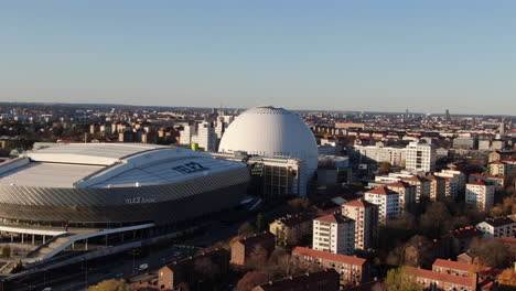 Drohnenschuss-Umkreist-Ericsson-Globe-Und-Tele2-Arena-In-Stockholm,-Schweden