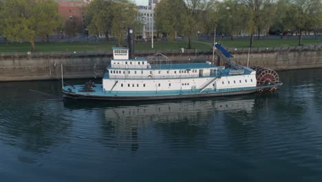 Luftaufnahme-Beim-Wegfahren-Vom-Oregon-Maritime-Museum,-Die-Zeigt,-Wie-Leer-Die-Uferpromenade-Aufgrund-Von-Covid-19-Ist