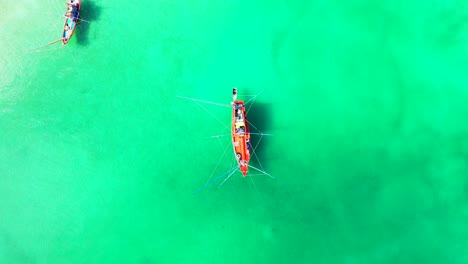 Ankernde-Boote-Mit-Fischernetzen,-Die-über-Einer-Ruhigen,-Flachen-Türkisfarbenen-Lagune-Nahe-Der-Küste-Einer-Tropischen-Insel-In-Myanmar-Hängen