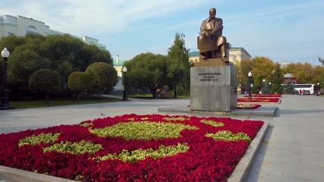 Monument-to-Alexander-Popov,-a-Russian-inventor-of-Radio-in-public-park-in-Yekaterinburg,-Russia
