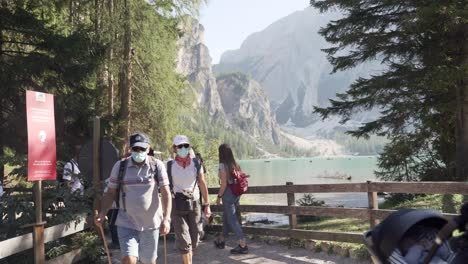 Personas-Con-Mascarilla-En-Lago-Di-Braies,-Pandemia-De-Covid-19