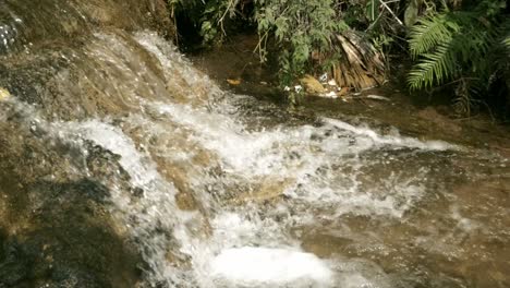 Wasserfall-In-Der-Natur-Der-Bergzeitlupe-Mit-Bach-Und-Frisch-In-Thailand