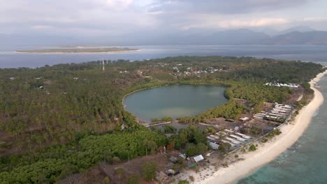 Paisaje-épico-De-La-Isla-Gili-En-Lombok-Con-Costa,-Playa,-Lago-De-Agua-Salada-Y-Bosque-Durante-El-Día-Nublado