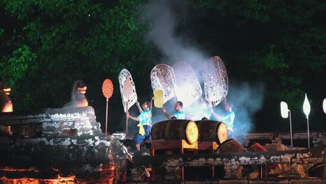 Kulturkonzert-In-Angkor-Wat-–-Künstler-Mit-Fans,-Während-Rauch-Aufsteigt