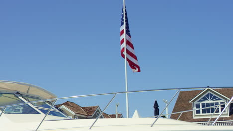 Zeitlupen-Luxusyacht-Mit-Amerikanischer-Flagge,-Die-Im-Wind-Weht