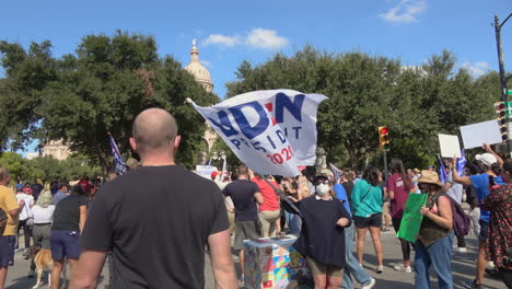 Biden-Anhänger-Schwenkt-Banner-Bei-Demonstration-Nach-Der-Wahl-Im-Texanischen-Kapitol-In-Austin,-Texas-–-4K