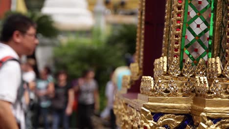 Ein-Reich-Verziertes,-Vergoldetes,-Wunderschönes-Objekt-Im-Großen-Palasttempelkomplex-Von-Bangkok,-In-Dem-Sich-Touristen-Herumtreiben