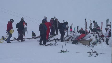 Gente-Alrededor-De-Sus-Esquís-Y-Tablas-De-Snowboard