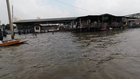 Vista-Desde-Un-Barco-En-El-Muelle-Del-Canal-En-Bangkok,-Tailandia
