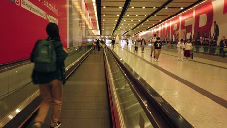 Menschen,-Die-Einen-Fahrsteig-In-Der-U-Bahn-Station-Hongkong-Benutzen
