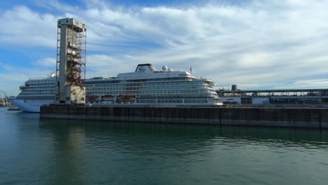 Barco,-Crucero,-Viaje,-Transporte,-Vacaciones,-Turismo,-Náutica,-Ferry-Anclado-En-El-Muelle,-Puerto-Antiguo-De-Montreal