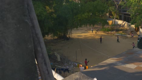 Vista-De-Niños-Jugando-Cricket-En-Sylhet-Desde-La-Azotea