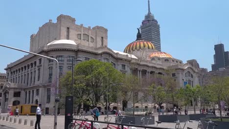 Seitenansicht-Des-Mexikanischen-Palastes-Der-Schönen-Künste-In-Mexiko-Stadt