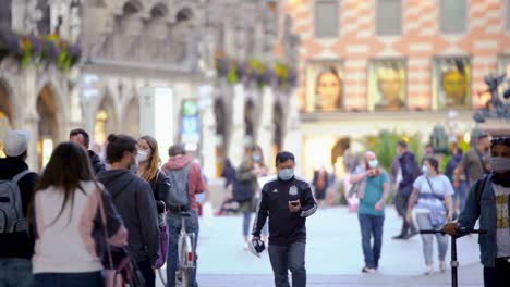 Los-Residentes-Y-Turistas-Deben-Usar-Una-Máscara-Facial-En-El-Centro-De-Munich-Debido-A-La-Pandemia-De-Coronavirus