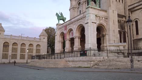 Pan-Shot-Of-the-Basilica-Sacre-Coeur-in-Montmartre-at-Early-morning-With-No-tourist-Due-to-Coronavirus-Outbreak,-Paris-France