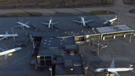 Antena-Sobre-Terminal-De-Aeropuerto-Cerrada-Con-Aviones-Inactivos-Por-Pandemia-Global