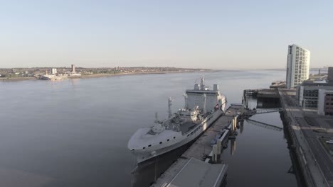 Liverpool-Frente-Al-Mar-Vista-Aérea-Marina-Real-Militares-Barco-Amaneceres-Edificios-De-Gran-Altura-Horizontes-Lento-Descender