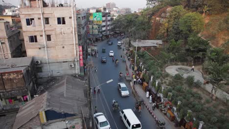 Blick-Aus-Der-Vogelperspektive-Auf-Den-Täglichen-Verkehr,-Der-Auf-Der-Straße-In-Der-Innenstadt-Von-Chittagong-Vorbeifährt