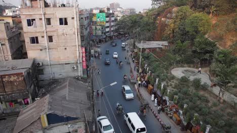 Vista-De-ángulo-Alto-Del-Tráfico-Diario-Que-Pasa-Por-La-Carretera-En-El-Centro-De-Chittagong