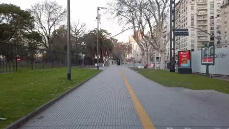 Hiperlapso-En-Acera-Peatonal-Con-Gente-Corriendo-Y-Andando-En-Bicicleta-Por-La-Avenida-Libertador