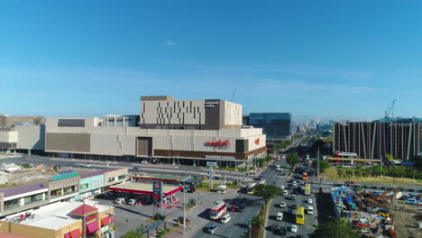 Dolly-En-Toma-Aérea-Del-Centro-Comercial-Ayala-En-La-Ciudad-De-Aseana,-Manila,-Filipinas