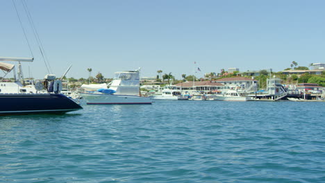 Weißes-Segelboot-In-Zeitlupe,-Das-Durch-Den-Hafen-In-Newport-Fährt