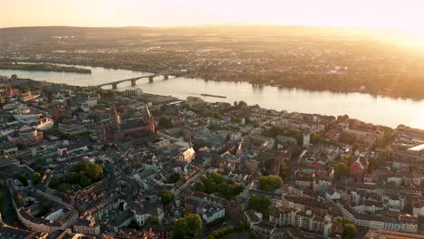 Mainz-La-Ciudad-De-Biontech-Cerca-Del-Río-Rin-Desde-Un-Amplio-Punto-De-Vista-De-ángulo-De-Dron