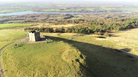 Historischer-Rivington-Tower-Lancashire-Reservoir-Landschaft-Luftaufnahme-Hoher-Umlaufbahn-Linke-Ansicht